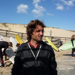 benoit-le-prof-de-surf-analysant-les-conditions-de-surf-pour-ces-eleves