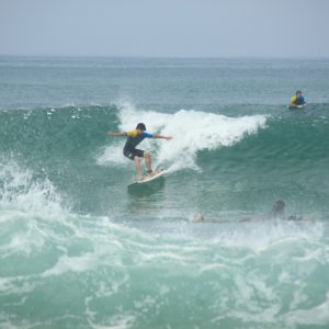 de-beau-progres-en-surf-sur-cette-vague-a-messanges-beach