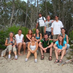 photo-de-groupe-de-stagiaires-dans-la-fot-de-messanges-avant-le-dpart-pour-le-cours-de-surf