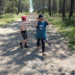 recherche-par-les-enfants-surfeurs-du-spot-de-surf-cache-dans-la-foret-landaise