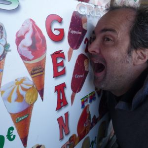 se-rafraichir-avec-une-petite-glace-en-haut-de-la-dune-plage-centrale-de-messanges