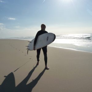 surfeur-revenu-sur-le-sable-apres-sa-session