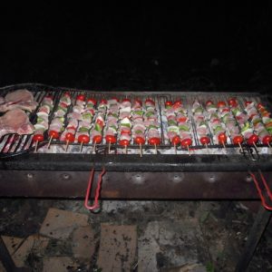 un-barbecue-de-competition-la-convivialite-du-nature-surf-camp