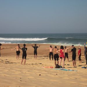 un-groupe-du-nature-surf-camp-en-plein-echauffement