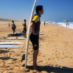 un-peu-d-ombre-sur-la-plage-de-messanges-grace--sa-planche-de-surf