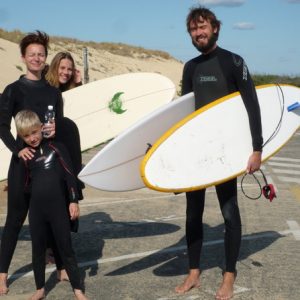 une-famille-prete-pour-le-cours-de-surf