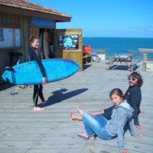 une-fille-prete-a-en-decoudre-avec-les-vagues-de-messanges