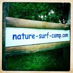 voila-le-panneau-qui-annonce-larrive-au-nature-surf-camp-et-de-belle-vacances