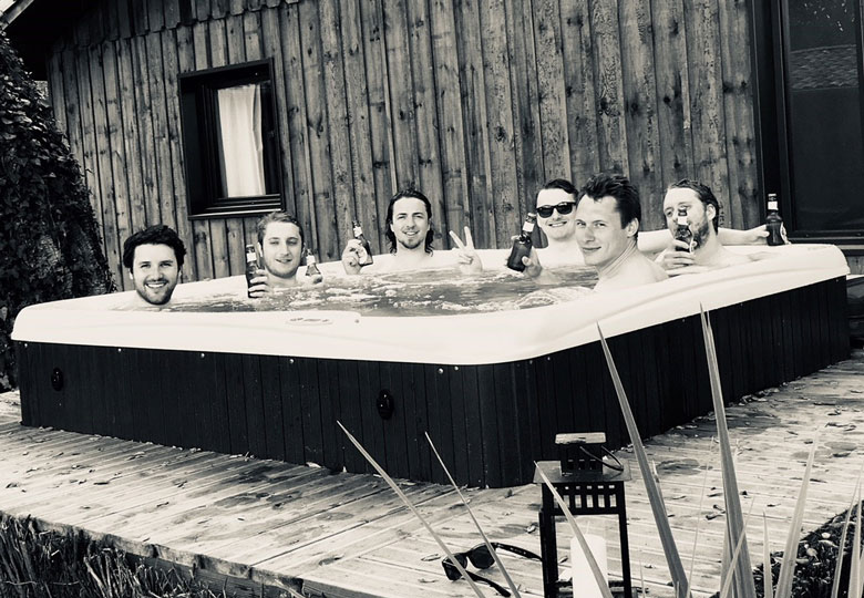 jacuzzi-nature-surf-camp-messanges-spa-noir-blanc jacuzzi-nature-surf-camp-messanges-spa-noir-blanc