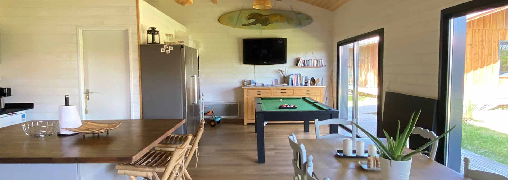 salle-commune-billard-cuisine-tv-nature-surf-camp